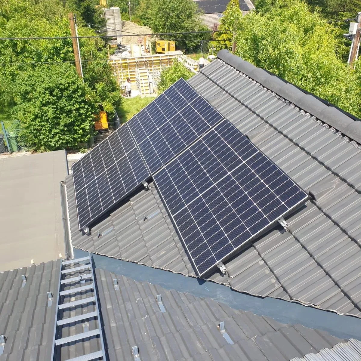 Solarni paneli na krovu koje povezuje TNL Elektro